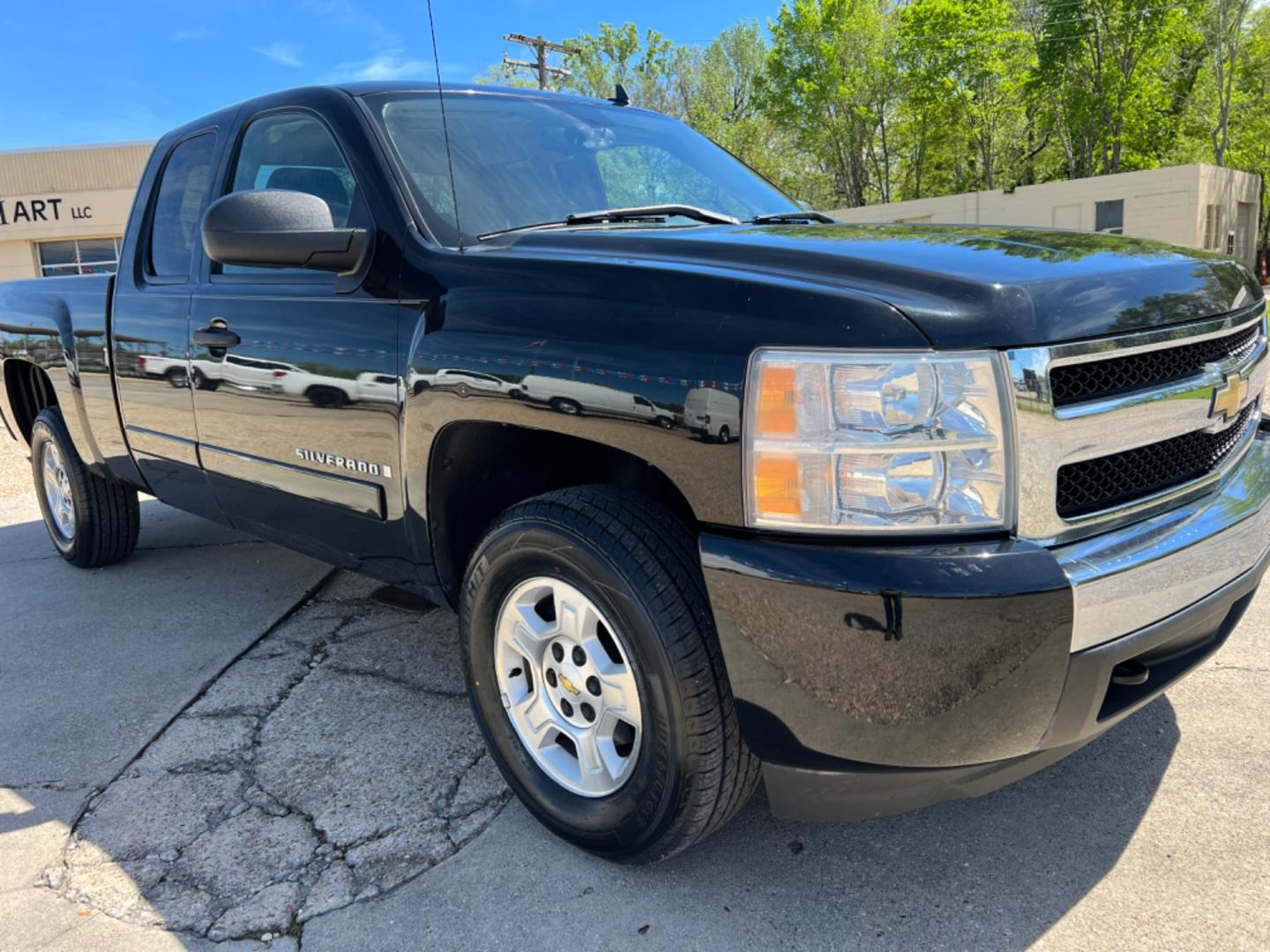 2008 Black /Gray Chevrolet Silverado 1500 LT (2GCEC19J581) with an 5.3L V8 engine, Automatic transmission, located at 4520 Airline Hwy, Baton Rouge, LA, 70805, (225) 357-1497, 30.509325, -91.145432 - 2008 Chevrolet Silverado 1500 Ext Cab LT ***One Owner*** 5.3 V8 Gas, 103K Miles, Power Windows & Locks, New Tires, Tow Pkg. NO IN HOUSE FINANCING. FOR INFO PLEASE CONTACT JEFF AT 225 357-1497 CHECK OUT OUR A+ RATING WITH THE BETTER BUSINESS BUREAU WE HAVE BEEN A FAMILY OWNED AND OPERATED BUSINESS A - Photo#3